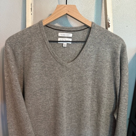 John W. Nordstrom 100% Italian Cashmere Men's Heather Gray V-Neck Sweater Size L - Picture 3 of 7